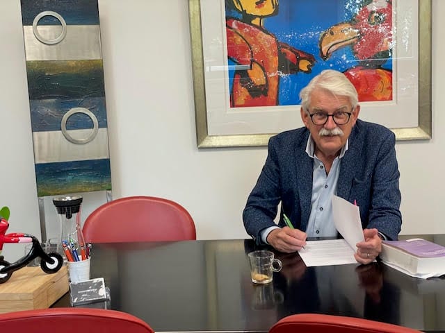 Peter Constandse aan het werk aan de vergadertafel
