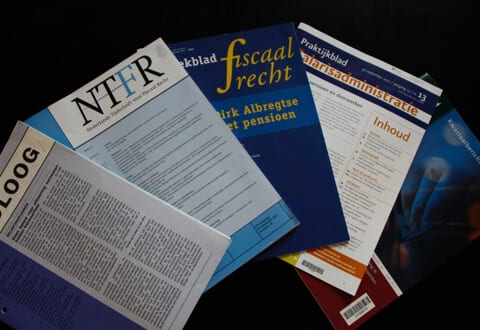 Fiscale vakbladen en naslagwerken op tafel