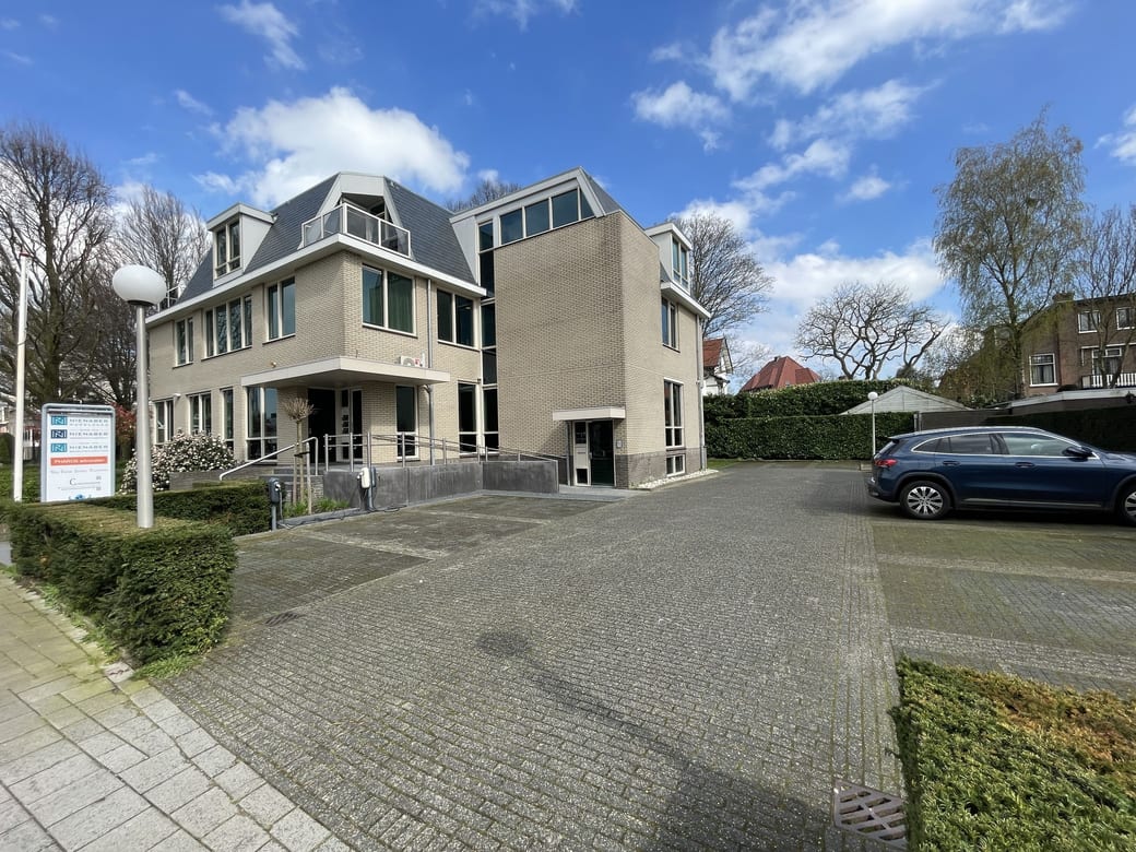 Het kantoorpand aan de Albrechtlaan in Bussum met parkeerterrein