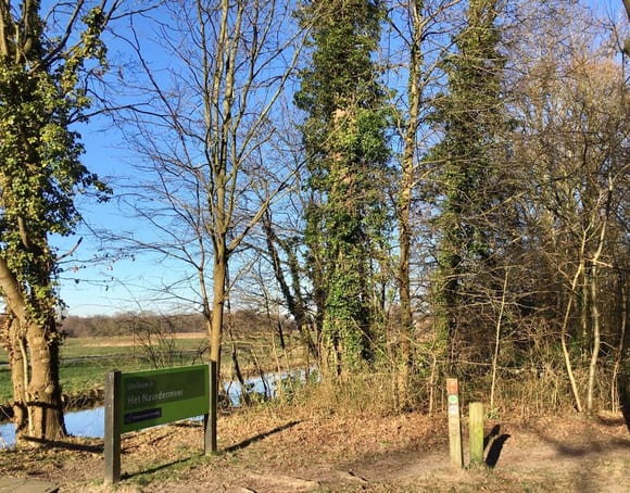 Wandelpad langs het water in het Naardermeer
